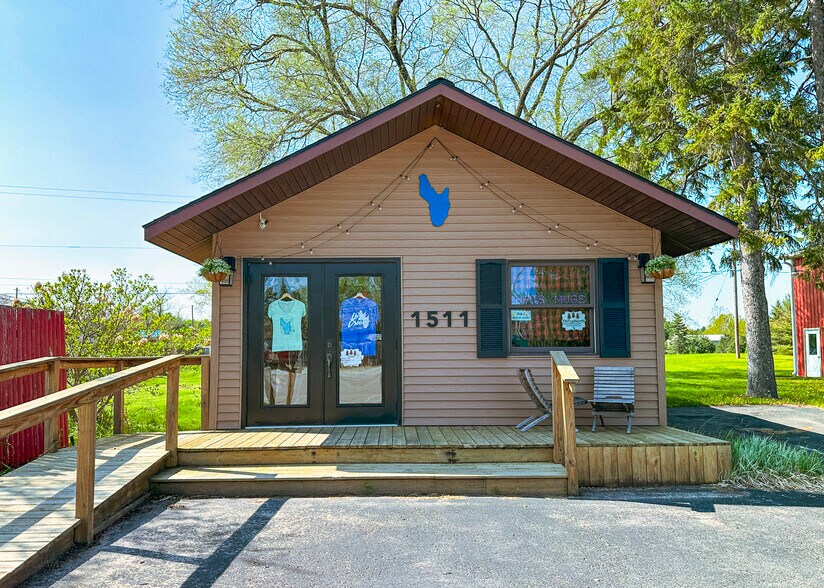 Primary Photo Of 1511 Hubert Rd, Hubbard Lake Freestanding For Sale