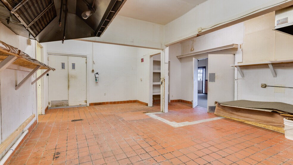 More Photos Of 11735 Hg Trueman Rd, Lusby Freestanding For Sale