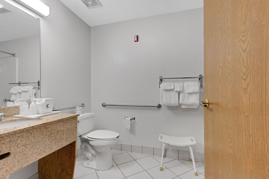More Photos Of 5558 Lee Hwy, Atkins Hotel For Sale