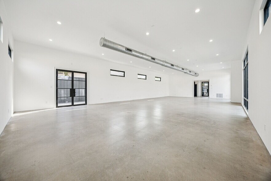 More Photos Of 446 Tyler St, Dallas Office For Sale