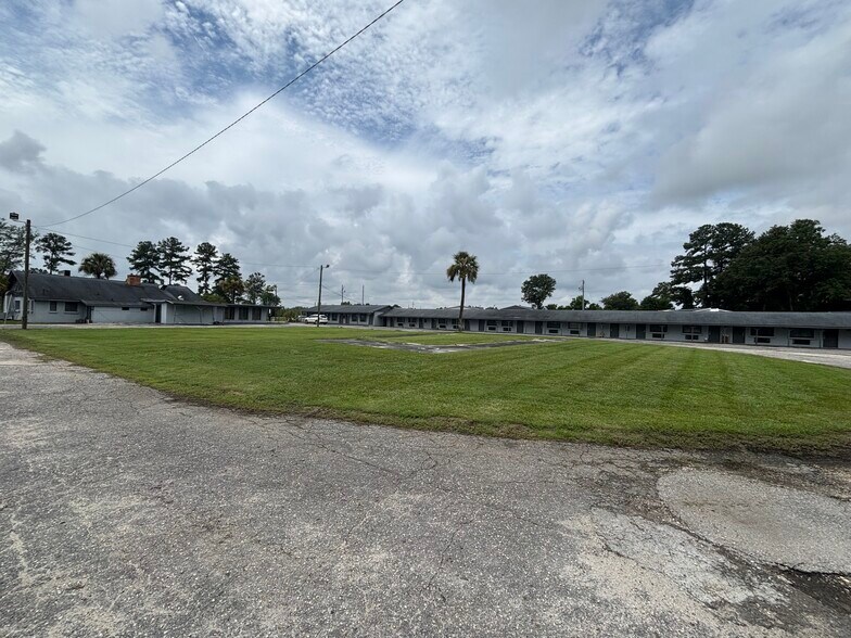 More Photos Of 2833 E Palmetto St, Florence Hotel For Sale