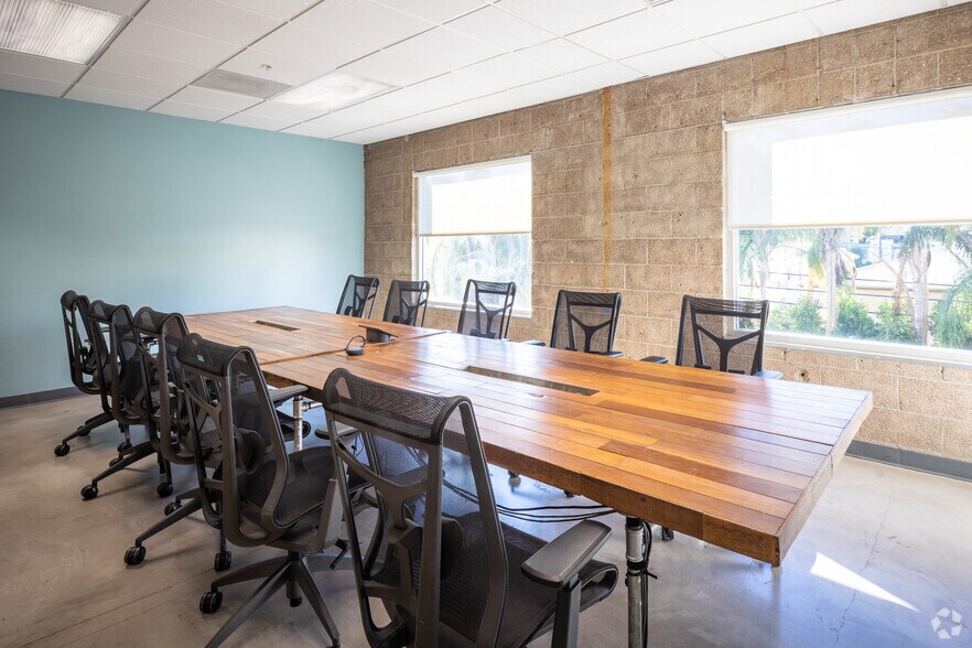 More Photos Of 15000 Ventura Blvd, Sherman Oaks Loft Creative Space For Lease