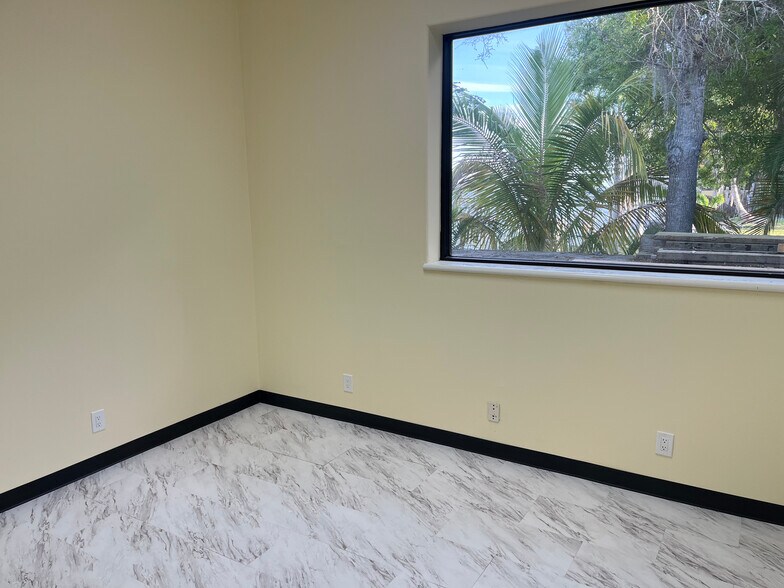 More Photos Of 3120-3131 E Riverside Dr, Fort Myers Research And Development For Lease