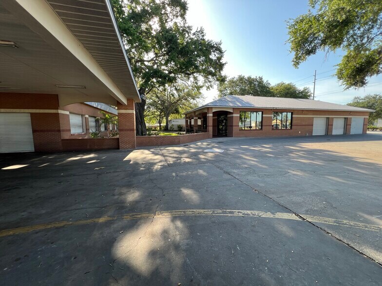 More Photos Of 328 W Brandon Blvd, Brandon Freestanding For Lease