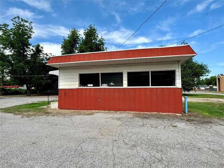 More Photos Of 412 S 4th St, Chickasha Freestanding For Sale