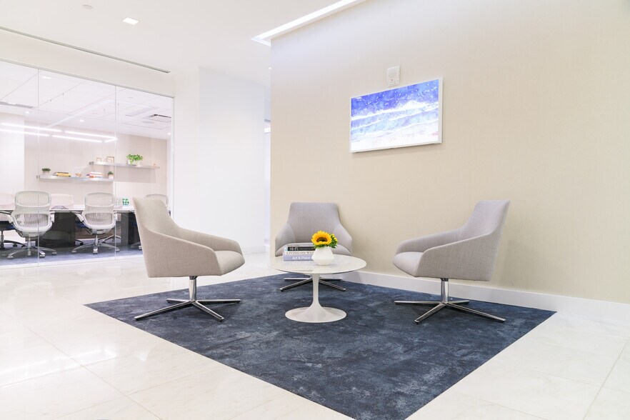 More Photos Of 535 Fifth Ave, New York Coworking Space