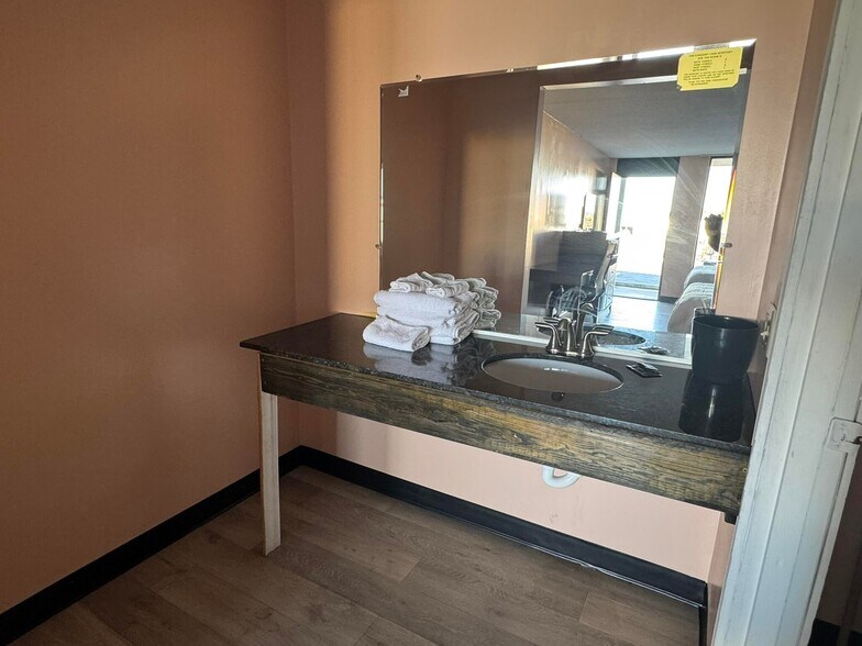 More Photos Of 990 Maple St, Russell Springs Hotel For Sale