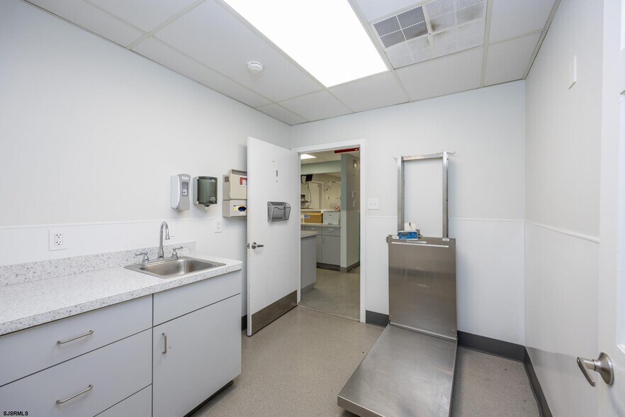 More Photos Of 535 Maple Ave, Linwood Veterinarian Kennel For Lease