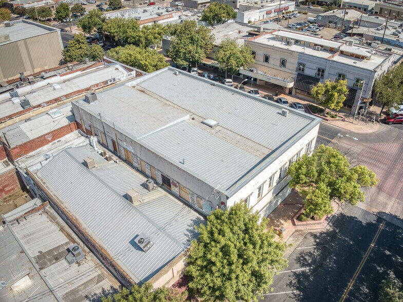 More Photos Of 101 N L St, Dinuba Storefront For Sale