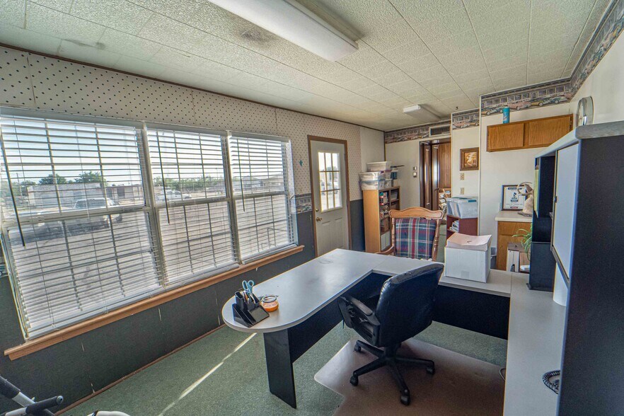 More Photos Of 1112 W Main St, Olney Office For Sale