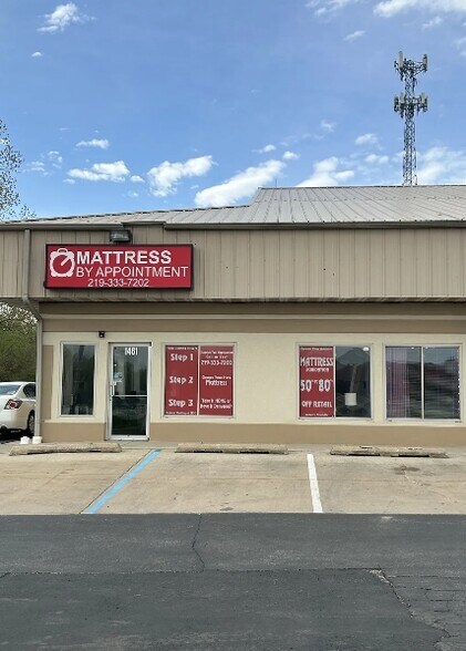 More Photos Of 1401-1461 E Summit St, Crown Point Storefront Retail Office For Lease