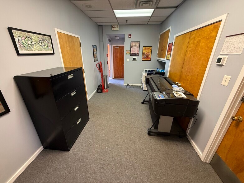 More Photos Of 121 Friends Ln, Newtown Showroom For Lease