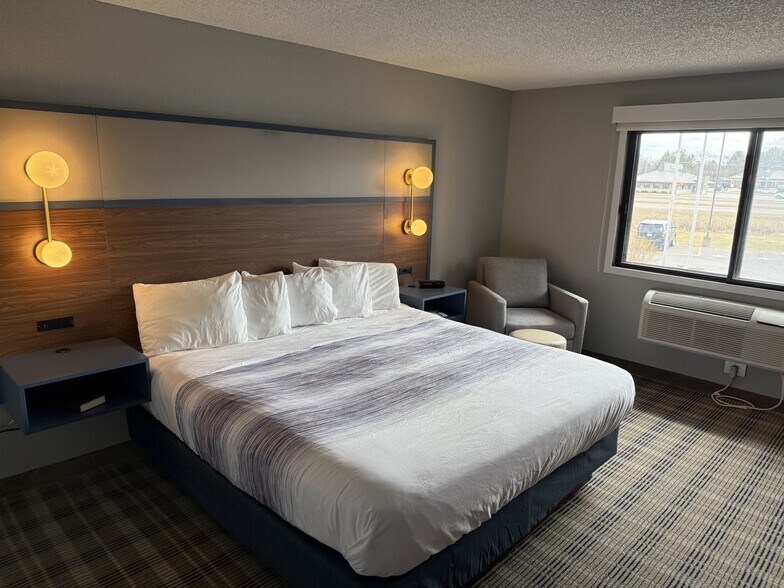 More Photos Of 11 E South Ave, Chippewa Falls Hotel For Sale