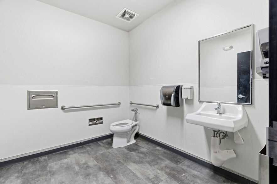 More Photos Of 3601 Ming Ave, Bakersfield Freestanding For Lease