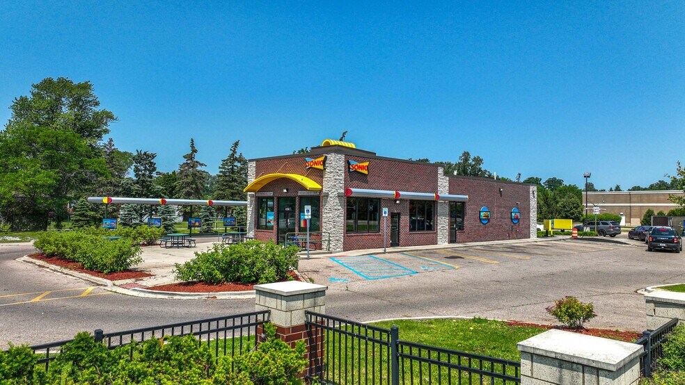 Primary Photo Of 29622 7 Mile Rd, Livonia Fast Food For Sale