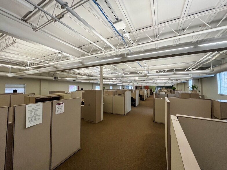 More Photos Of 1457 E 40th St, Cleveland Showroom For Lease