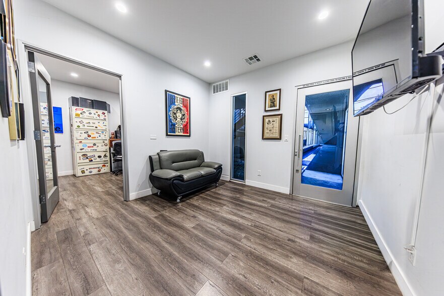 More Photos Of 2330 Westwood Blvd, Los Angeles Office For Sale