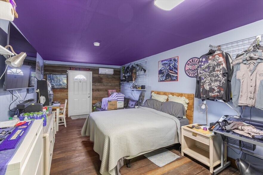 More Photos Of 10699 Aviation Blvd, Marathon General Retail For Sale