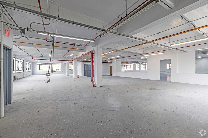 More Photos Of 753-755 E 134th St, Bronx Warehouse For Lease