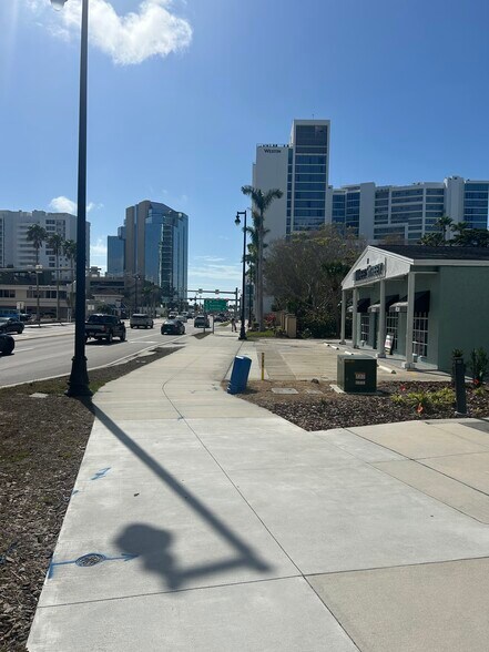 More Photos Of 211 Tamiami Trl, Sarasota Freestanding For Lease