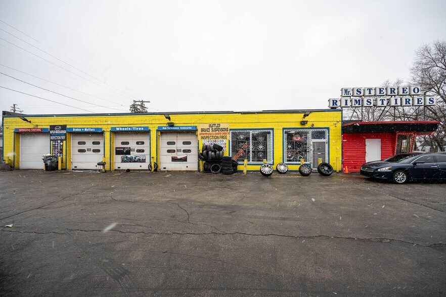 Primary Photo Of 5735 W Hampton Ave, Milwaukee Auto Repair For Sale