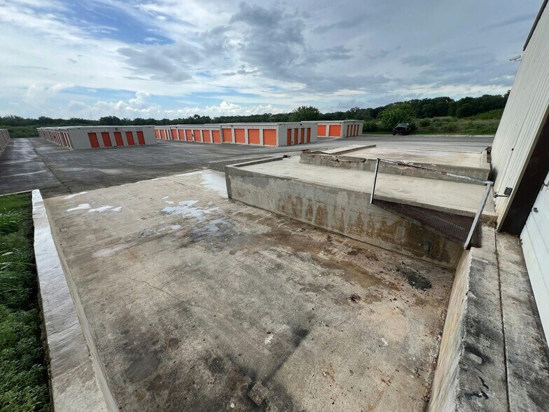 More Photos Of 1974 US Hwy 90, Seguin Self Storage For Lease