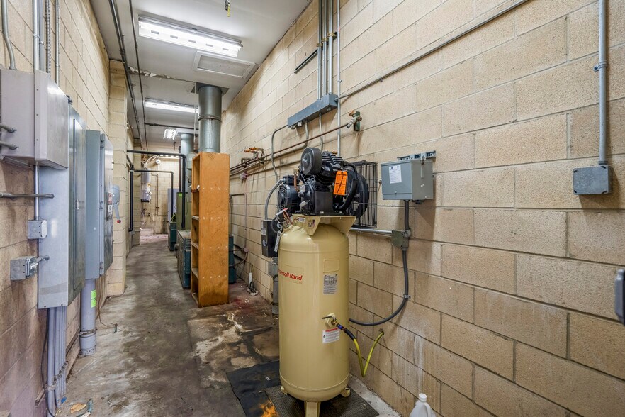 More Photos Of 7300 Lewis Ave, Temperance Carwash For Sale