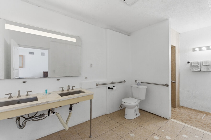 More Photos Of 320 N Federal Hwy, Lake Worth Hotel For Sale
