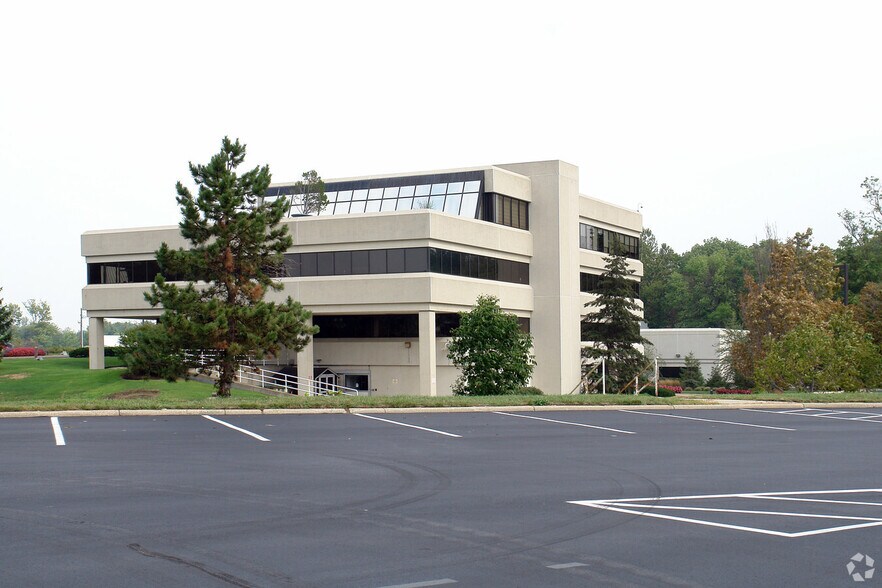 More Photos Of 3502 Woodview Trace, Indianapolis Office For Lease