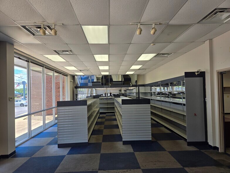 More Photos Of 3002 Lee Hwy, Bristol Freestanding For Lease