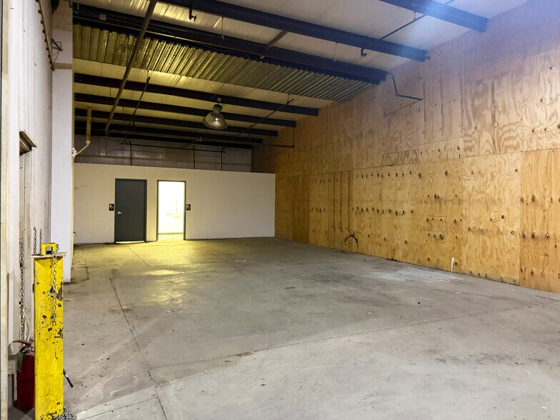 More Photos Of 11305 S I-44 Service Rd, Oklahoma City Showroom For Lease
