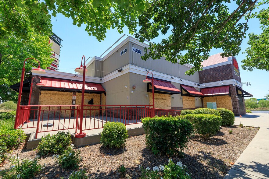More Photos Of 3698 N Freeway Blvd, Sacramento Restaurant For Lease