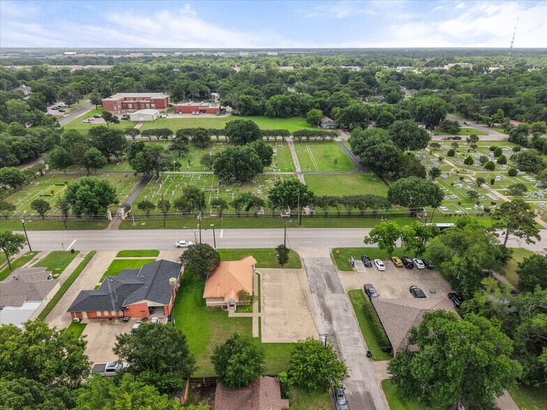 More Photos Of 2220 W 2nd Ave, Corsicana Office For Sale