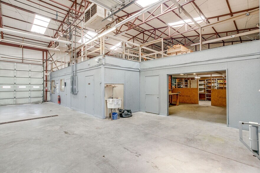 More Photos Of 3040 Ramona Dr, Fort Worth Research And Development For Lease