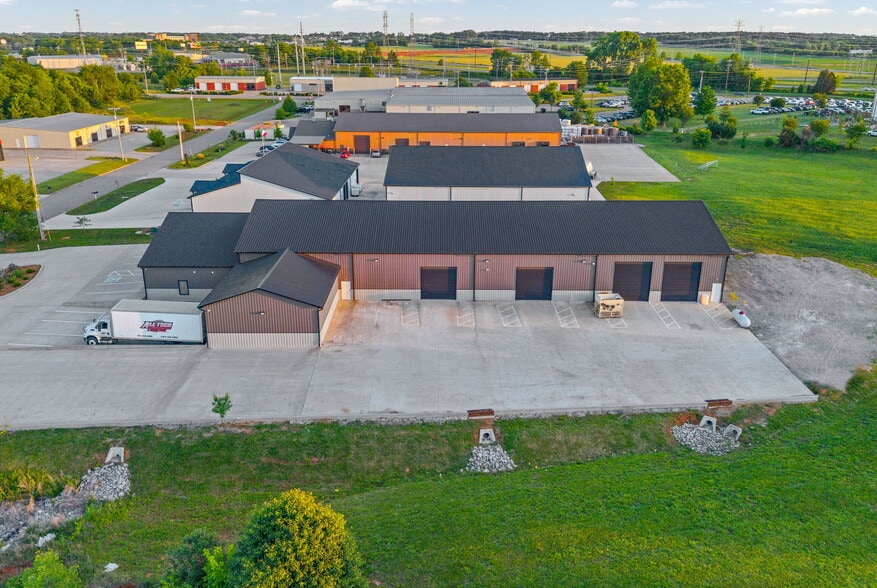 More Photos Of 1040 Smokestack Dr, Clarksville Warehouse For Lease