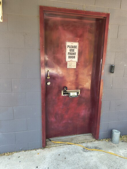 More Photos Of 15 NE 7th St, Madras Office For Sale