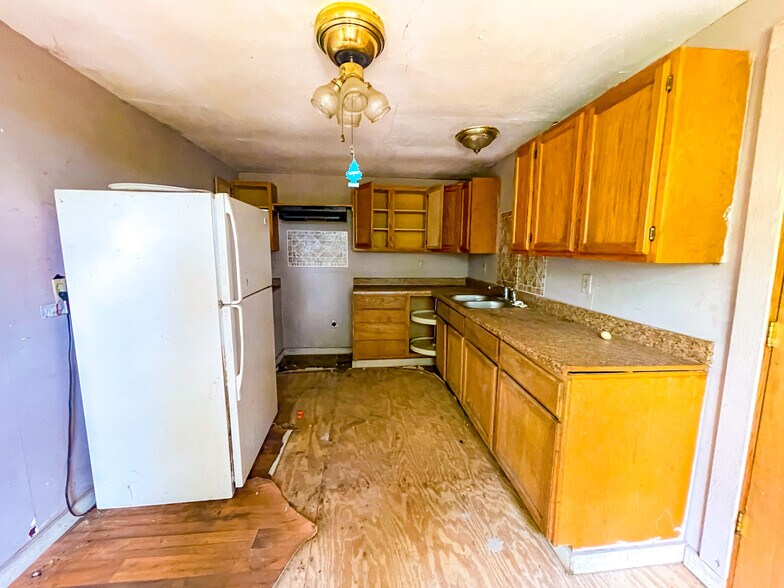 More Photos Of 2305 N Main St, Vidor Flex For Sale