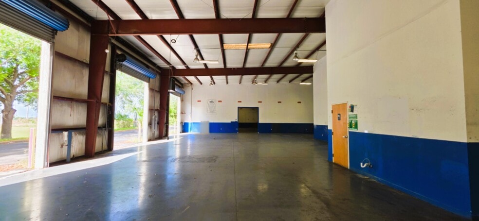 More Photos Of 402 Chairman Ct, DeBary Warehouse For Lease
