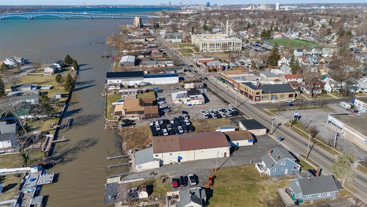 More Photos Of 7813 Buffalo Ave, Niagara Falls Showroom For Sale