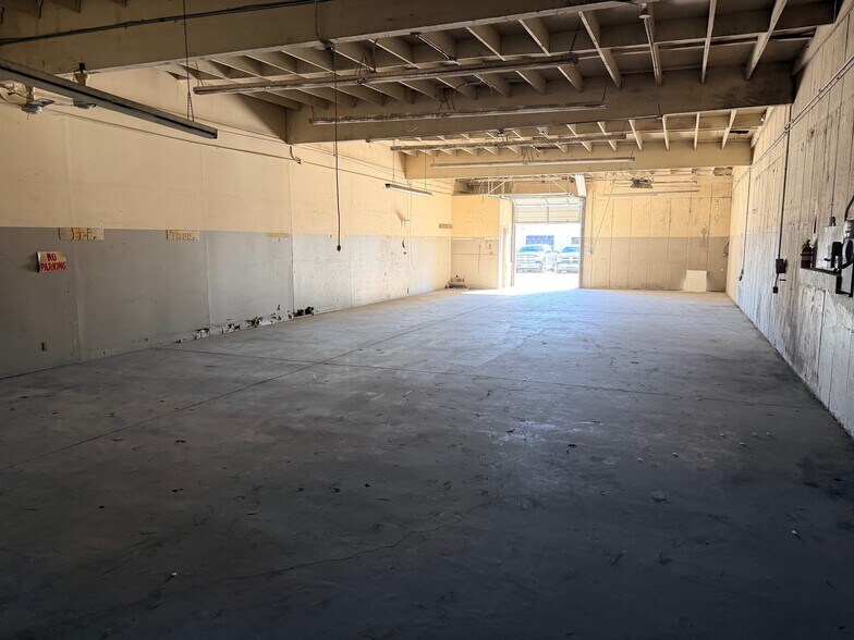 More Photos Of 2040 1st St, San Fernando Showroom For Lease