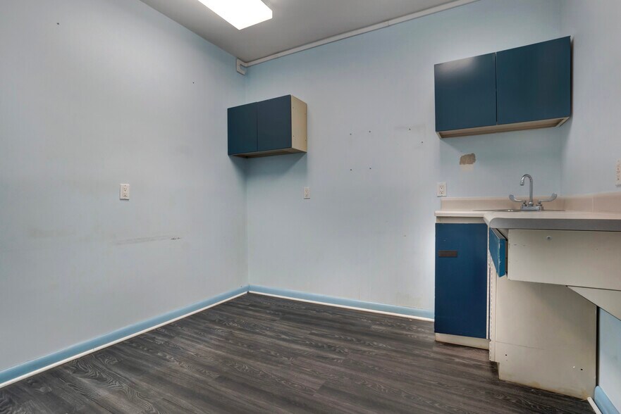 More Photos Of 127 Bedford Ave, Brooklyn Storefront Retail Office For Lease
