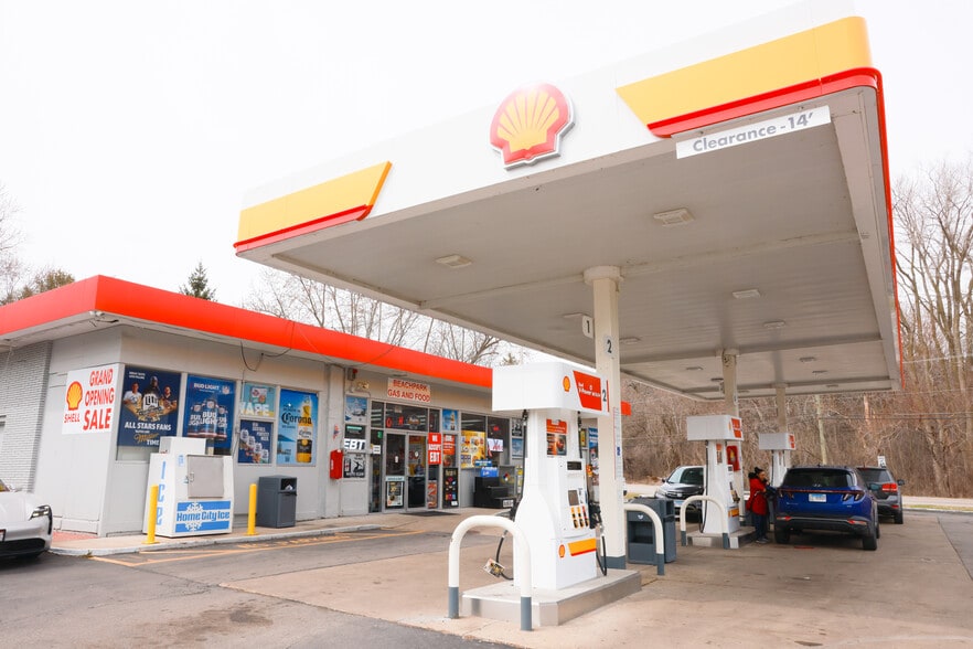More Photos Of 37740 N Sheridan Rd, Beach Park Service Station For Sale