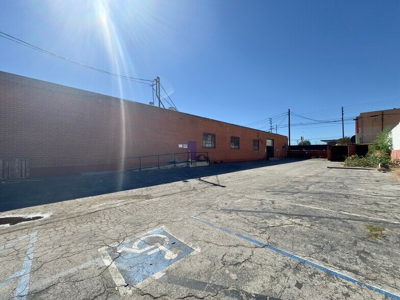 More Photos Of 801 N Lake St, Burbank Warehouse For Lease