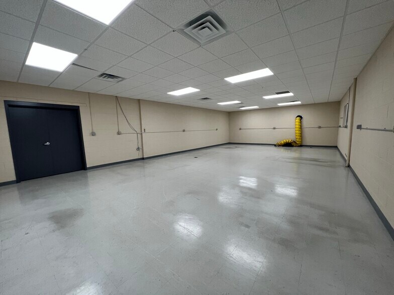 More Photos Of 1725 Louisville Dr, Knoxville Office For Lease