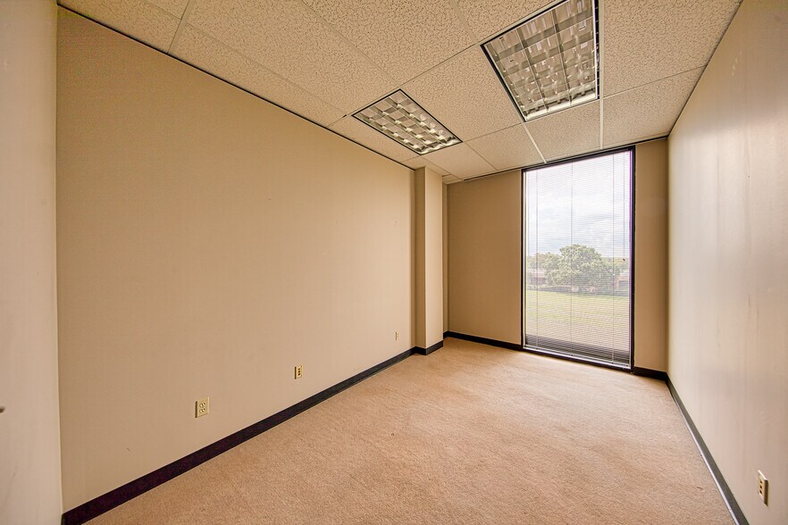 More Photos Of 1300 N Sam Houston Pky E, Houston Office Residential For Lease