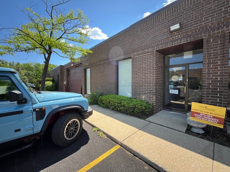 More Photos Of 910 Sherwood Dr, Lake Bluff Light Distribution For Lease