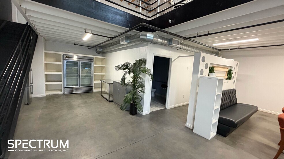 More Photos Of 15911 Arminta St, Van Nuys Manufacturing For Lease