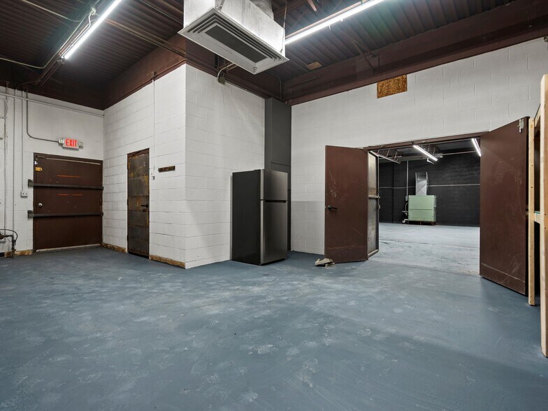 More Photos Of 23409 Dequindre Rd, Hazel Park Manufacturing For Lease