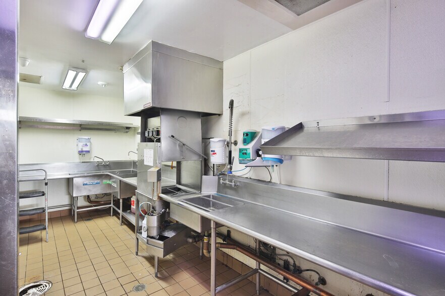 More Photos Of 110 S Fairfax Ave, Los Angeles Office For Lease