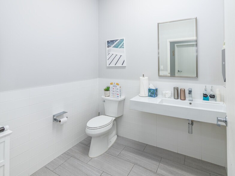 More Photos Of 4437 Brookfield Corporate Dr, Chantilly Medical For Sale